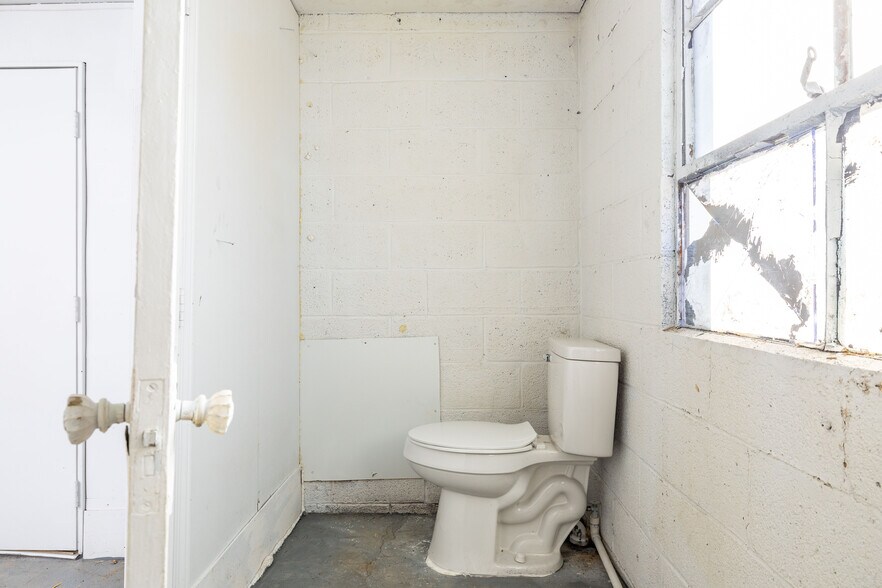 More Photos Of 2336 Old Knoxville Pike, Maryville Light Manufacturing For Sale