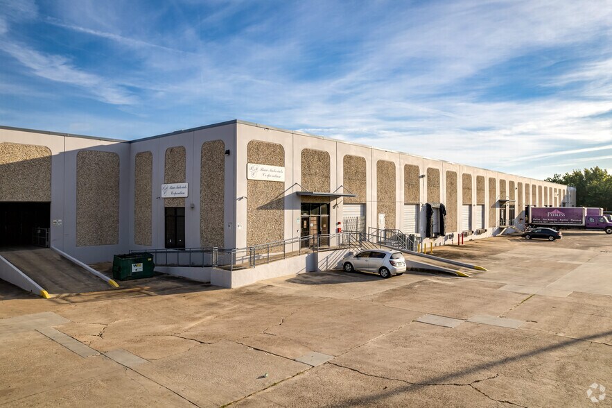 More Photos Of 3800-3898 W 11th St, Houston Warehouse For Lease