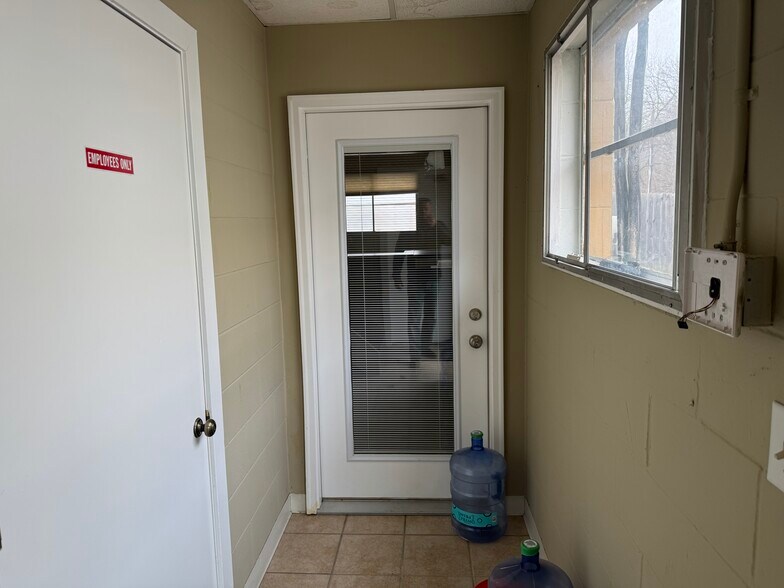 More Photos Of 4 Bonnie Ln, Yorkville Office For Sale