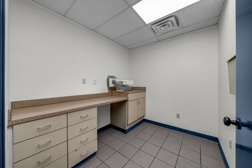 More Photos Of 9991 Marsh Ln, Dallas Medical For Sale