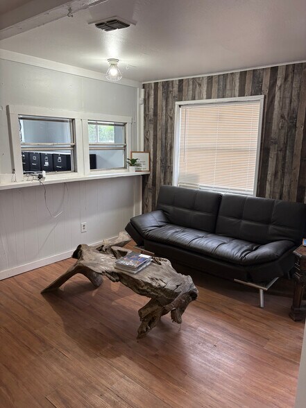 More Photos Of 300 Aspen ln, Van Flex For Sale