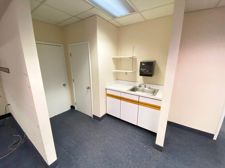 More Photos Of 214 E Lexington St, Baltimore Office For Sale