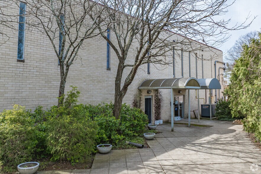 More Photos Of 241 Molnar Dr, Elmwood Park Medical For Lease