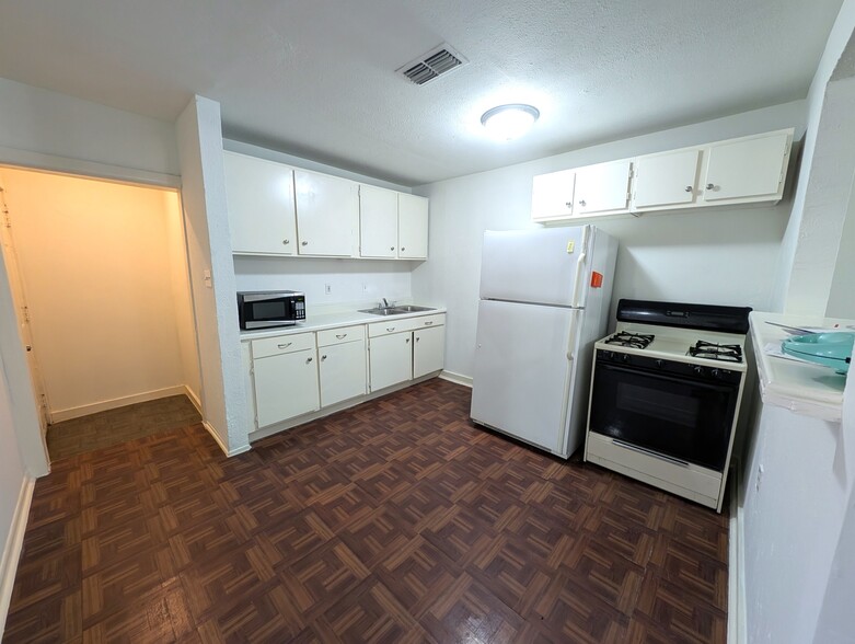 More Photos Of 704 E 22nd St, Houston Apartments For Sale