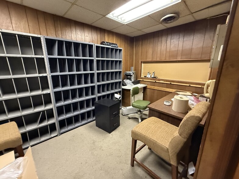 More Photos Of 221 S Poplar St, Elizabethtown General Retail For Lease