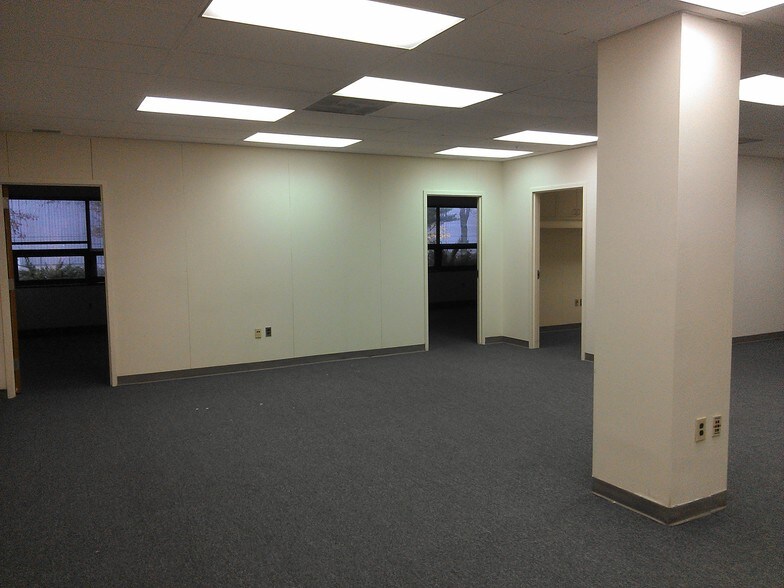 More Photos Of 550 State Rd, Bensalem Light Distribution For Lease