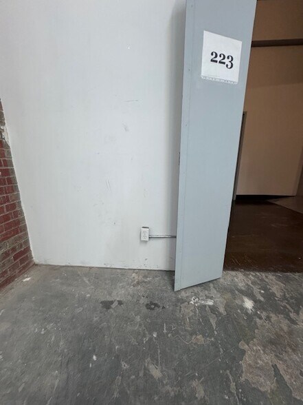 More Photos Of 3680-3700 Rue Saint-Patrick, Montréal Showroom For Lease