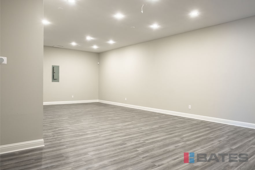 More Photos Of 198 Brothers Blvd, Red Oak Flex For Lease