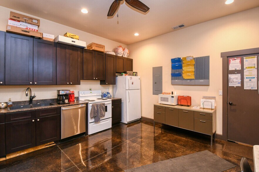 More Photos Of 818 Airport Rd, Pendleton Showroom For Sale