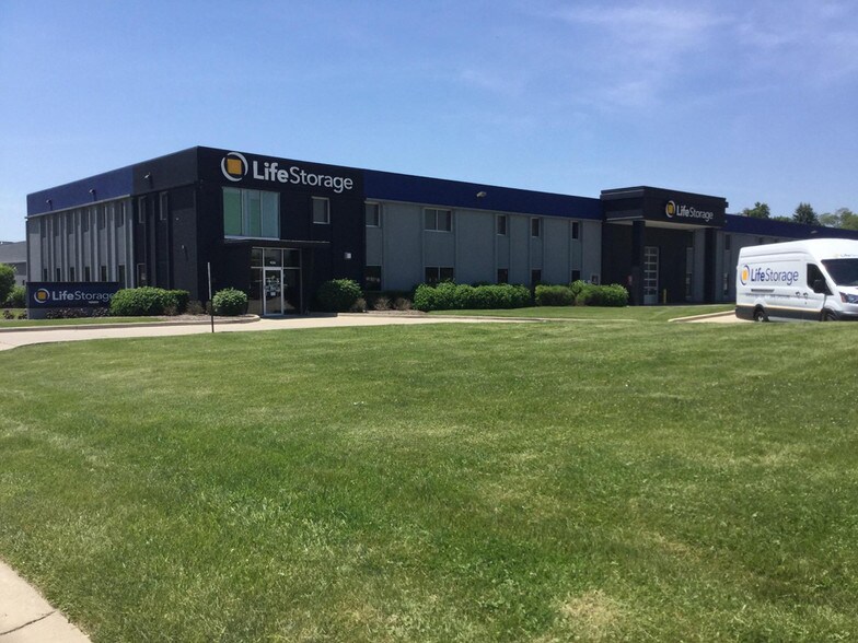 More Photos Of 426 S Westgate St, Addison Self Storage For Lease