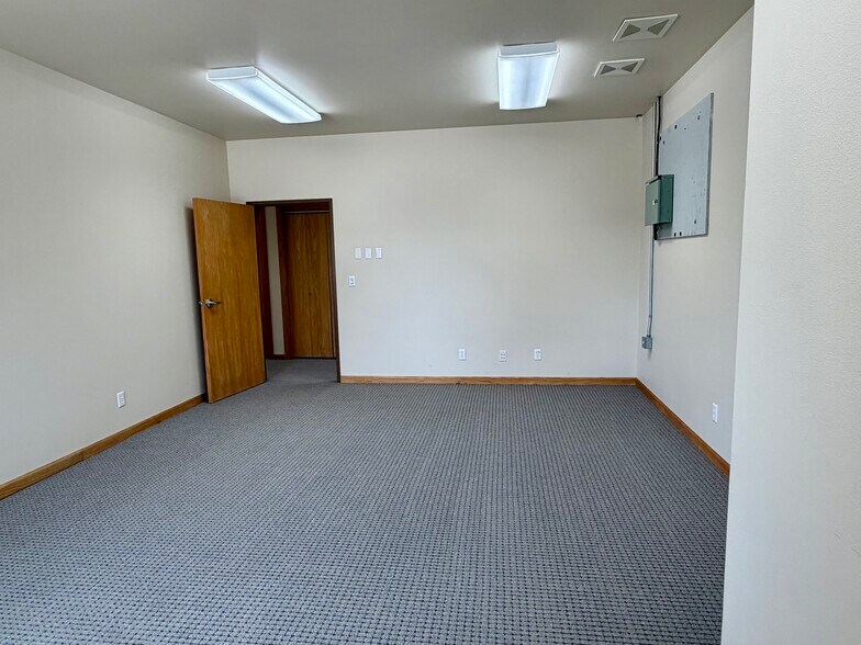 More Photos Of 120 Cole Ave, Pinedale Office For Sale