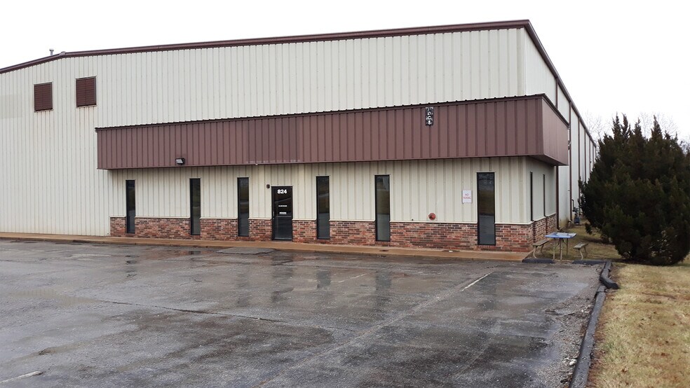 More Photos Of 824 Lone Star Dr, O'Fallon Warehouse For Lease