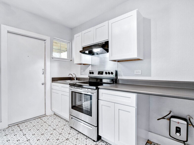 More Photos Of 1020 W French Plz, San Antonio Apartments For Sale
