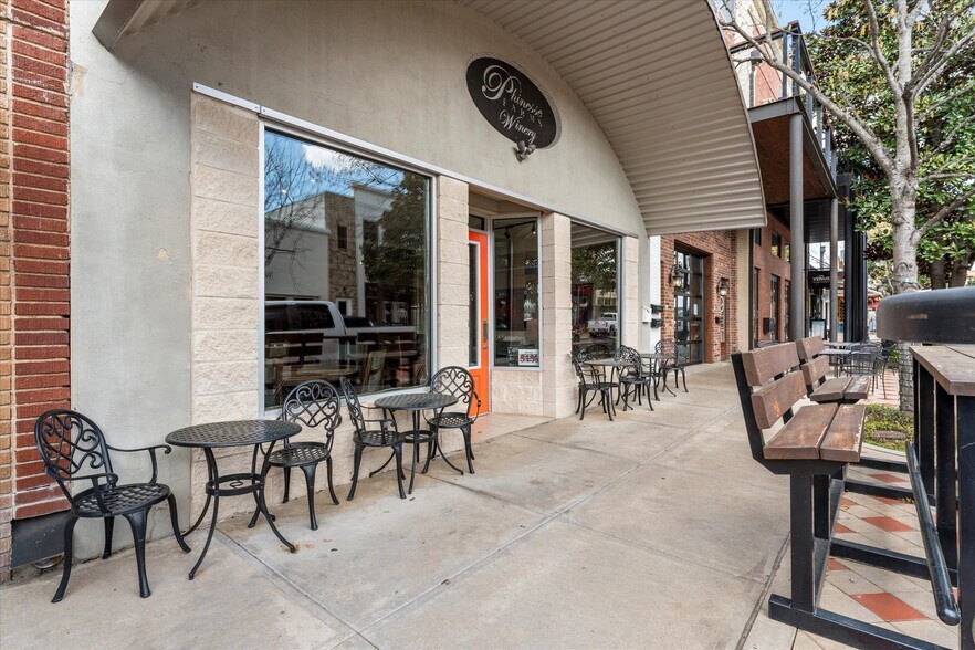 More Photos Of 223 Main St, Sulphur Springs Storefront For Lease