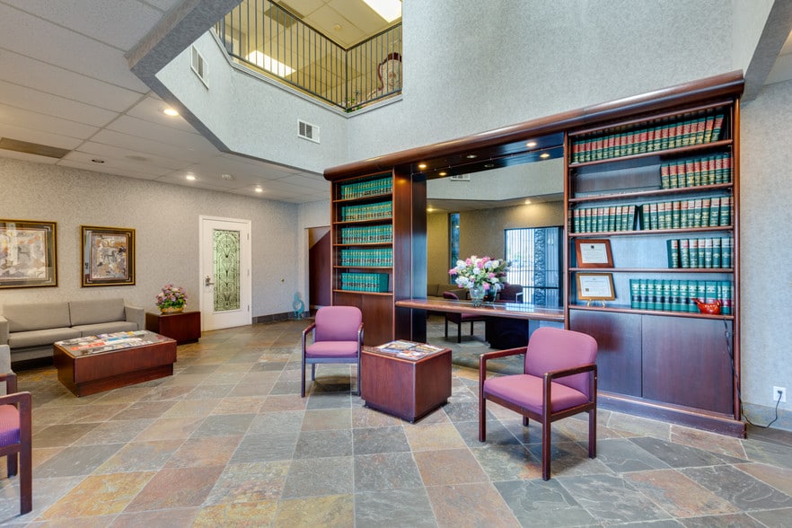 More Photos Of 844 E Sahara Ave, Las Vegas Loft Creative Space For Lease