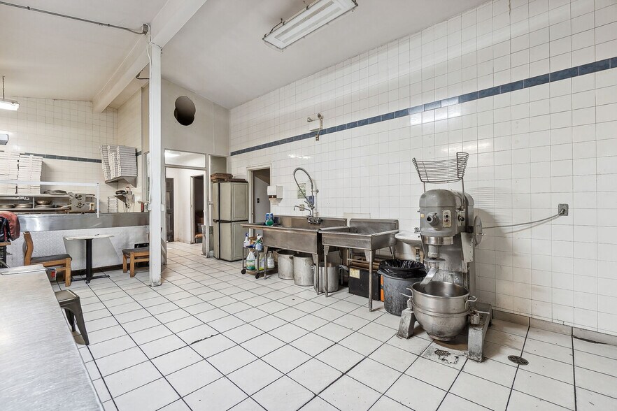 More Photos Of 536 Rue Principale, Laval Freestanding For Sale