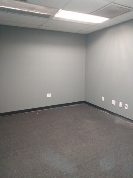 More Photos Of 4028-4030 NE 6th Ave, Oakland Park Warehouse For Lease