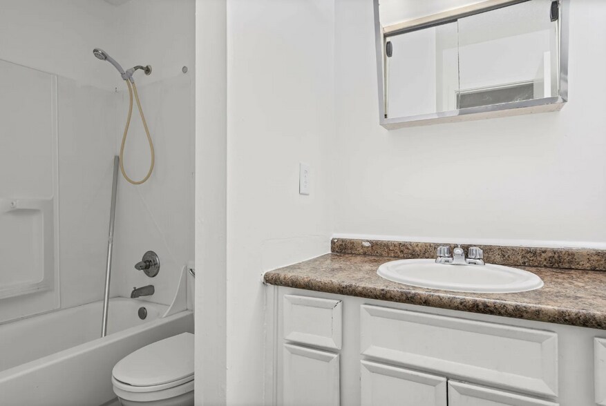 More Photos Of 601 Village Green Dr, Mobile Apartments For Sale