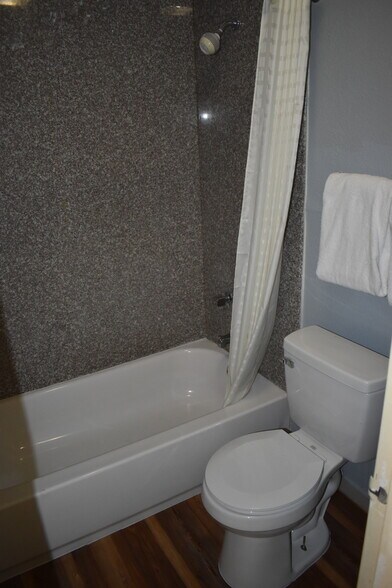 More Photos Of 321 N Mustang Rd, Yukon Hotel For Sale