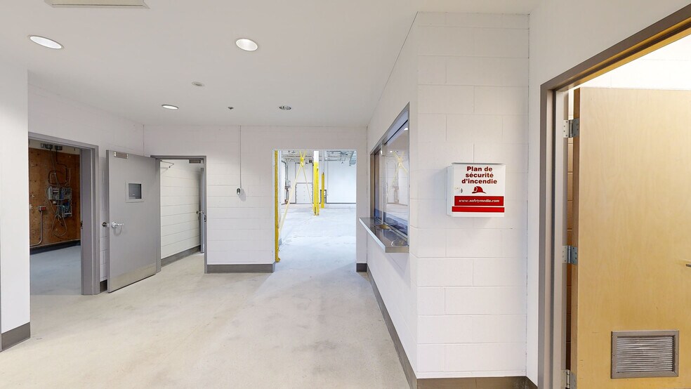 More Photos Of 2500 Rue Jean-Perrin, Québec Unknown For Lease