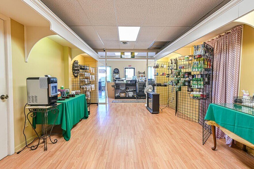 More Photos Of 1102 Mineral Wells Ave, Paris Office For Sale