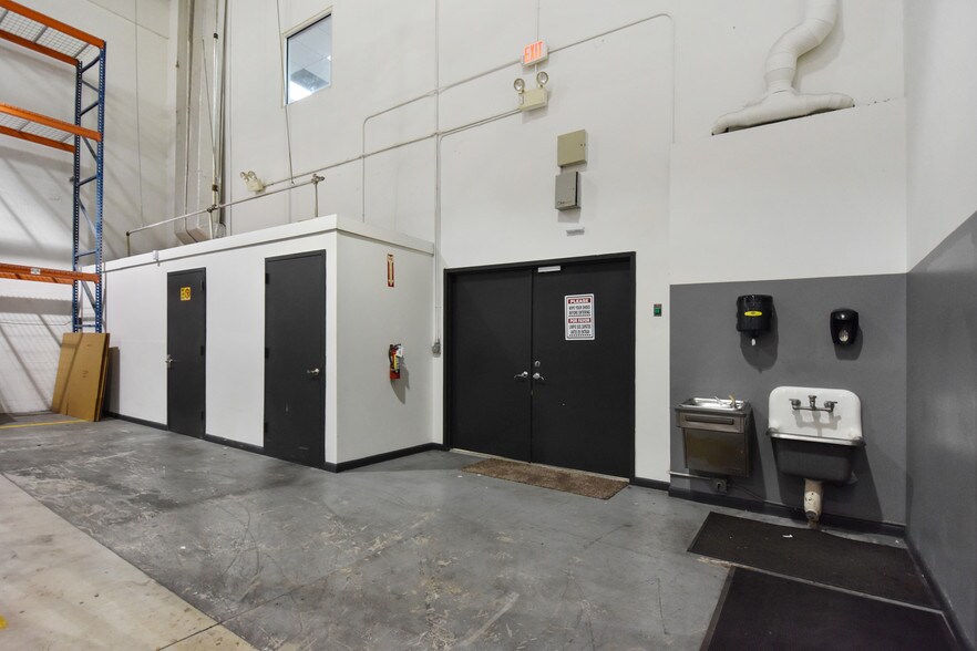 More Photos Of 3301-3389 NW 97th Ave, Miami Warehouse For Lease