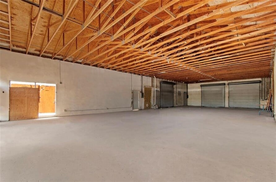 More Photos Of 200 W Prospect Rd, Oakland Park Freestanding For Sale