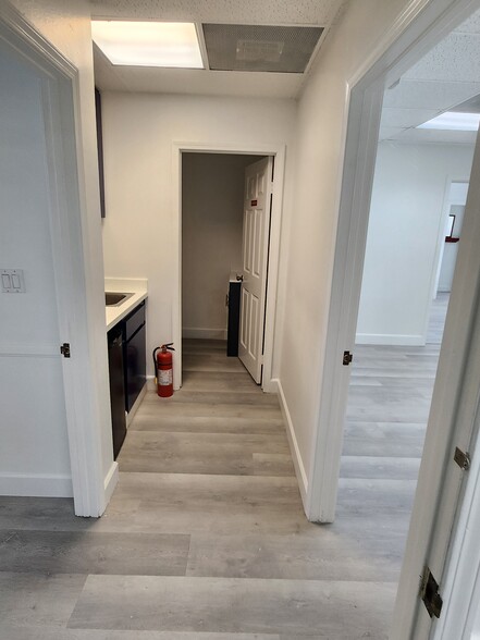 More Photos Of 960 W 17th St, Santa Ana Office For Sale