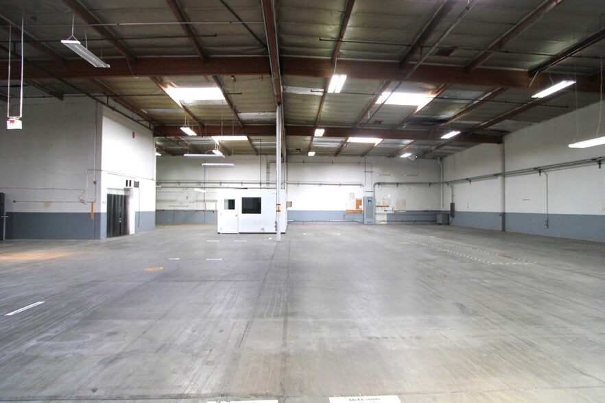 More Photos Of 133 - 135 E Maple Ave, Monrovia Warehouse For Lease