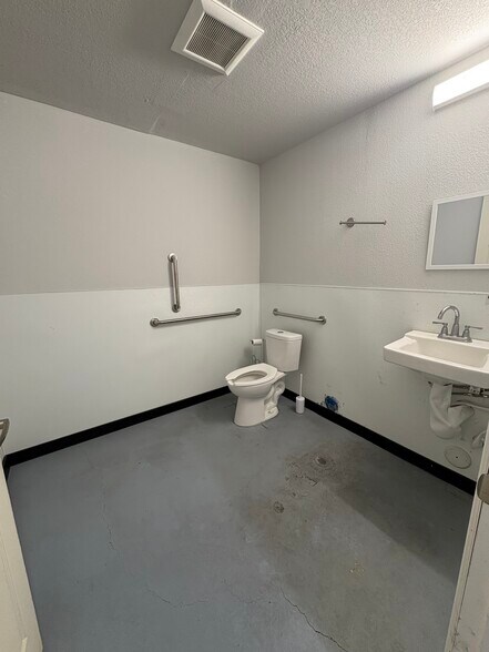 More Photos Of 4405 Chambers Rd, Denver General Retail For Sale