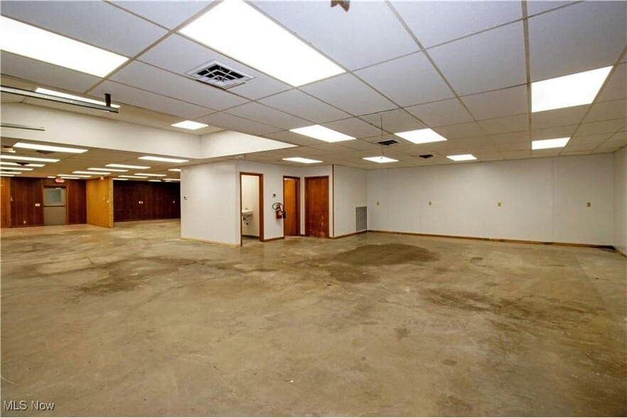 More Photos Of 390 E Wood St, Shreve Flex For Sale