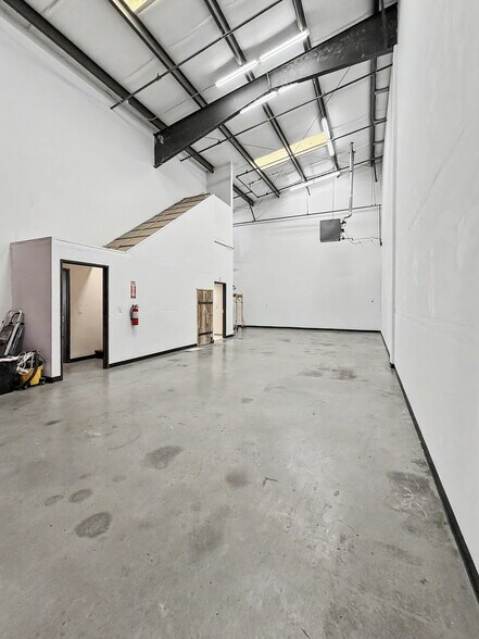 More Photos Of 21 Bisbee Ct, Santa Fe Warehouse For Lease
