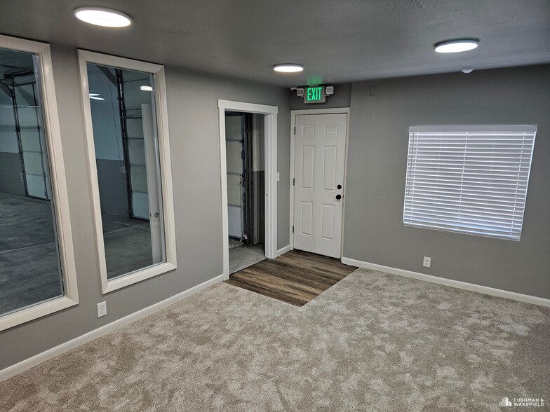 More Photos Of 116 Smokey St, Fort Collins Flex For Sale