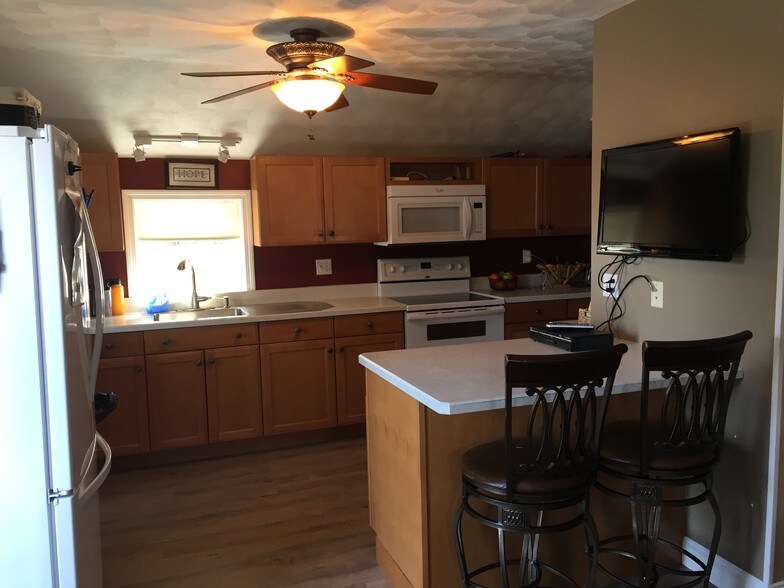 More Photos Of 139 Riverside Dr, Thompson Freestanding For Sale