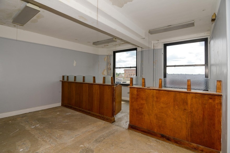 More Photos Of 931 Meridian St, Anderson Office For Sale