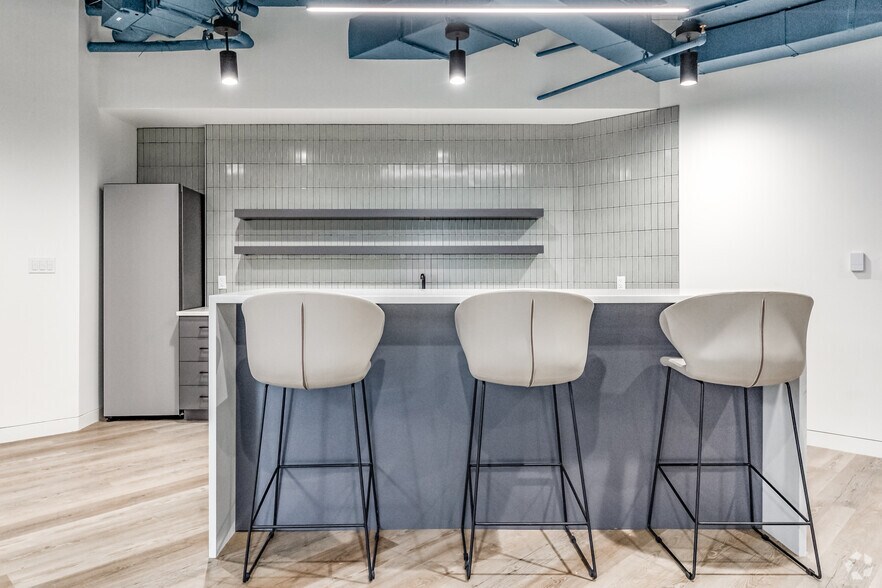 More Photos Of 8100 Boone Blvd, Vienna Unknown For Lease