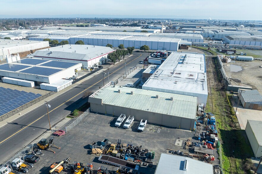 More Photos Of 2242-2272 Hoover Ave, Modesto Warehouse For Sale