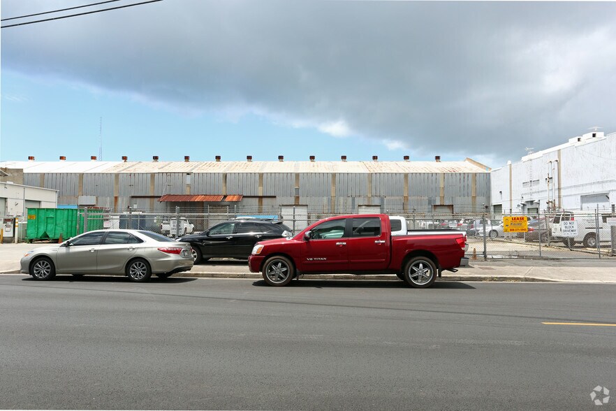More Photos Of 926 Kohou St, Honolulu Warehouse For Lease