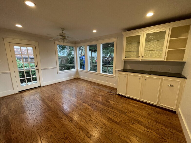 More Photos Of 2014 Commonwealth St, Houston Office For Lease