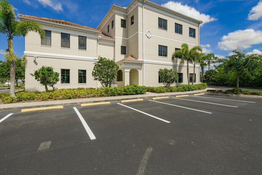 More Photos Of 5920 Pan American Blvd, North Port Medical For Lease