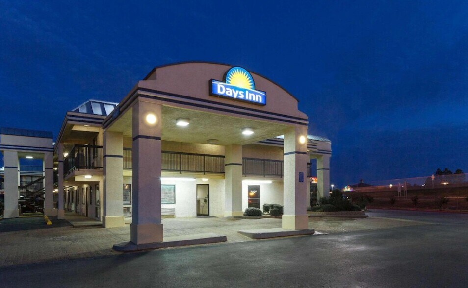 More Photos Of 504 S Meridian Ave, Oklahoma City Hotel For Sale