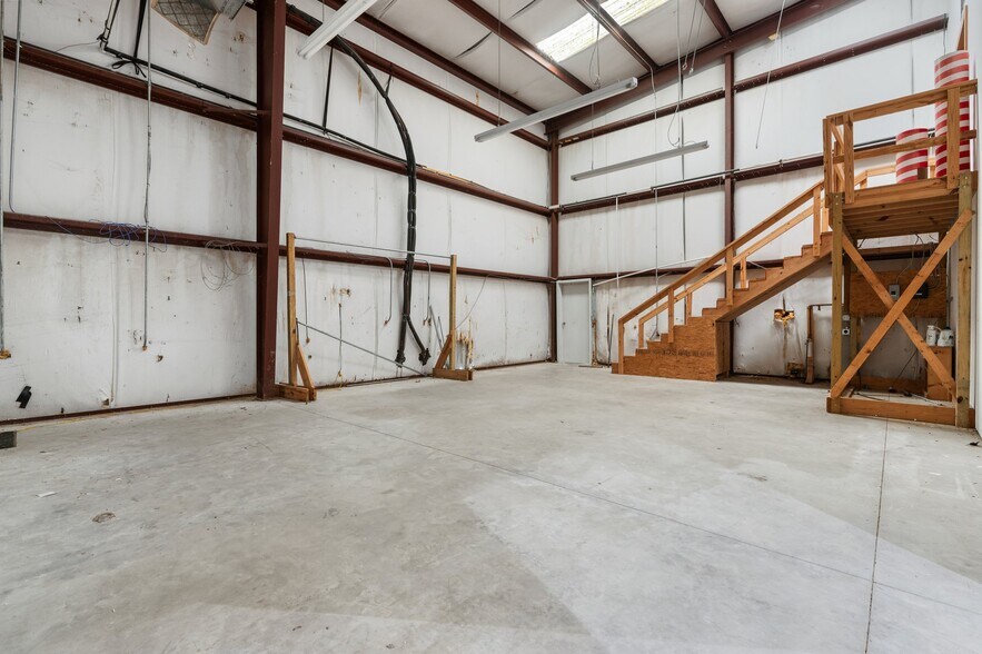 More Photos Of 26069 Springer Cemetary Rd, Hockley Flex For Sale