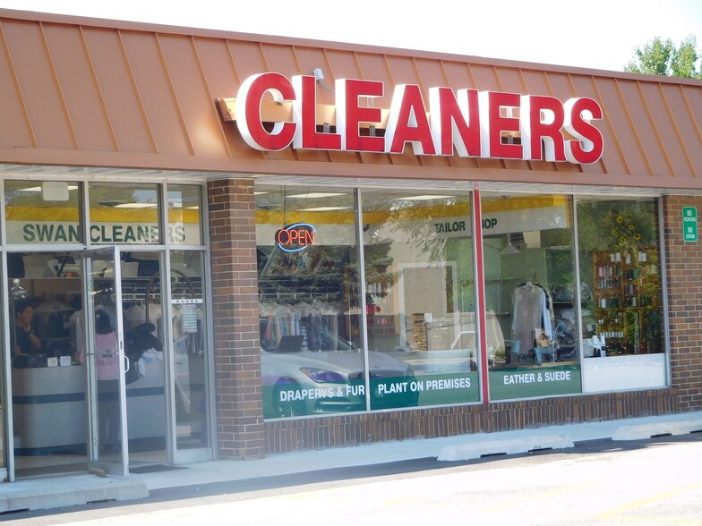 More Photos Of 2352 Glenwood Ave, Joliet Storefront Retail Office For Lease