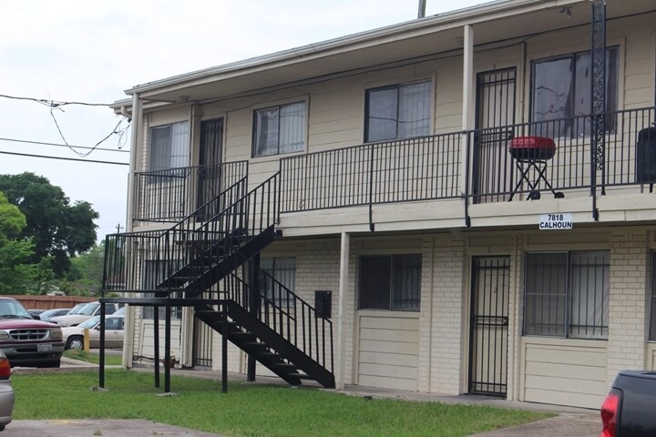 Primary Photo Of 7820 Calhoun Rd, Houston Apartments For Sale