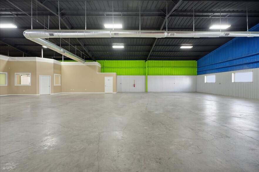 More Photos Of 3118 E Slaton Hwy, Lubbock Showroom For Sale