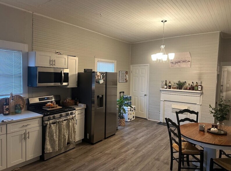 More Photos Of 828 S Broad St, Commerce Office For Sale