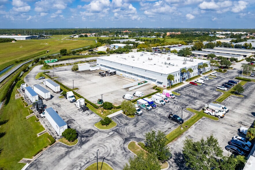 More Photos Of 3700 Commerce Blvd, Kissimmee Flex For Lease