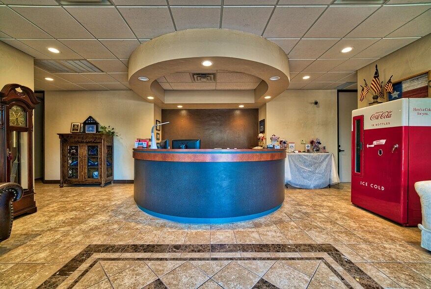 More Photos Of 10906 Laureate Dr, San Antonio Light Distribution For Lease