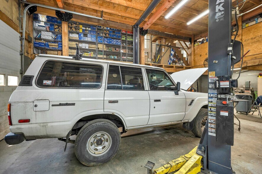 More Photos Of 12 Land Cruiser Dr, Sullivan Distribution For Sale