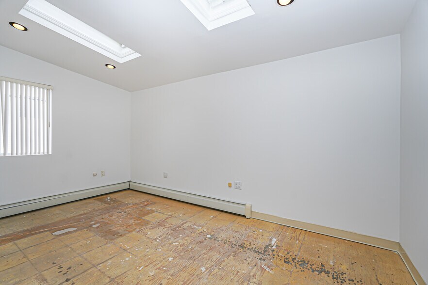More Photos Of 339 Lincoln Ave, Staten Island Warehouse For Sale
